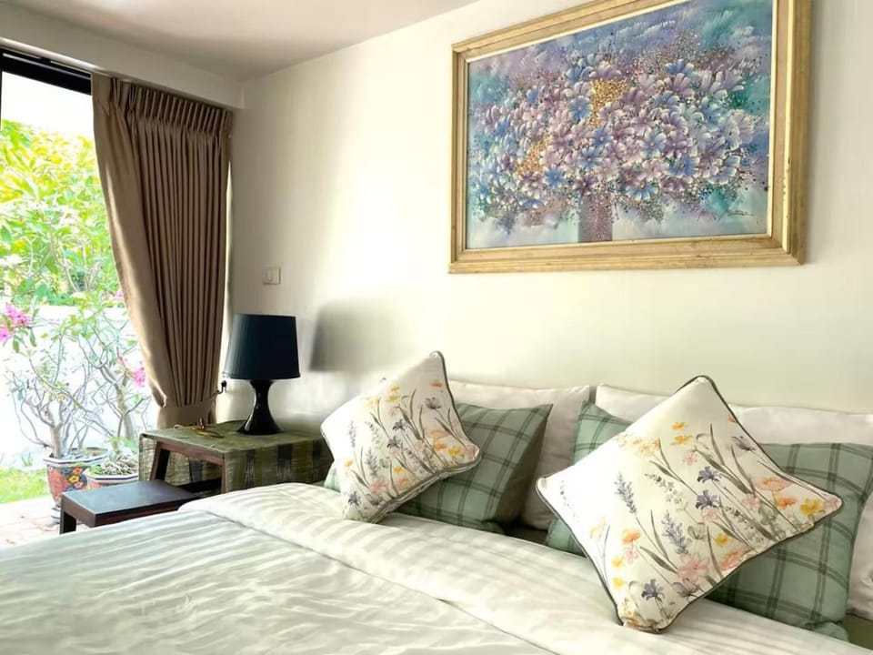 Bed, Decorative detail, Seating area, Bedroom