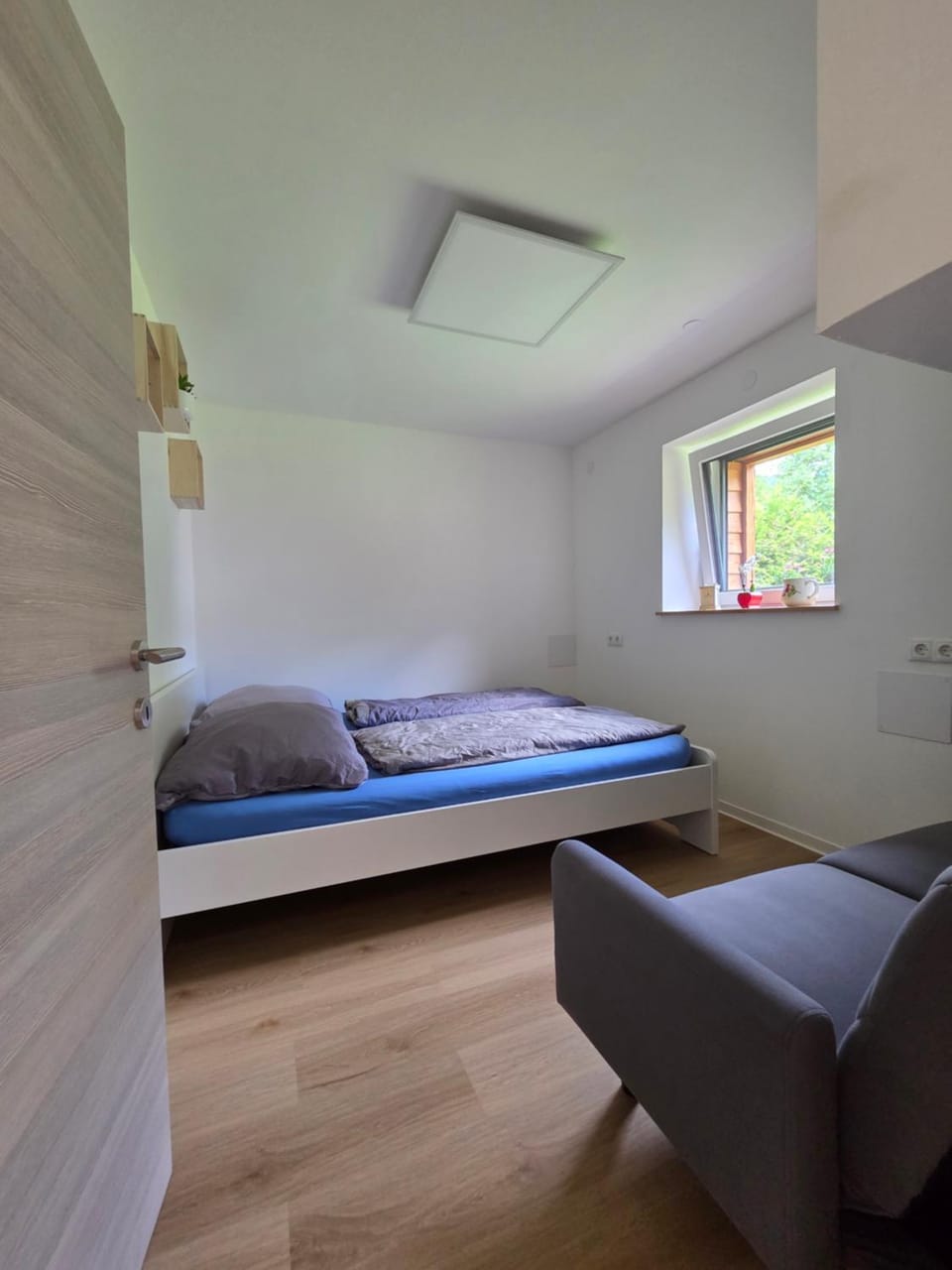 Bed, Living room, Photo of the whole room, Seating area, Bedroom, Garden view