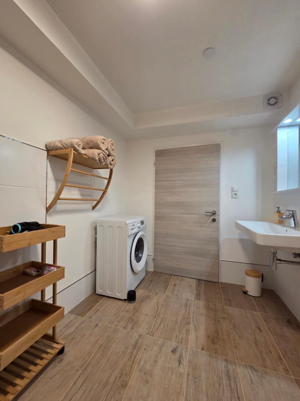 Bathroom, towels, washing machine