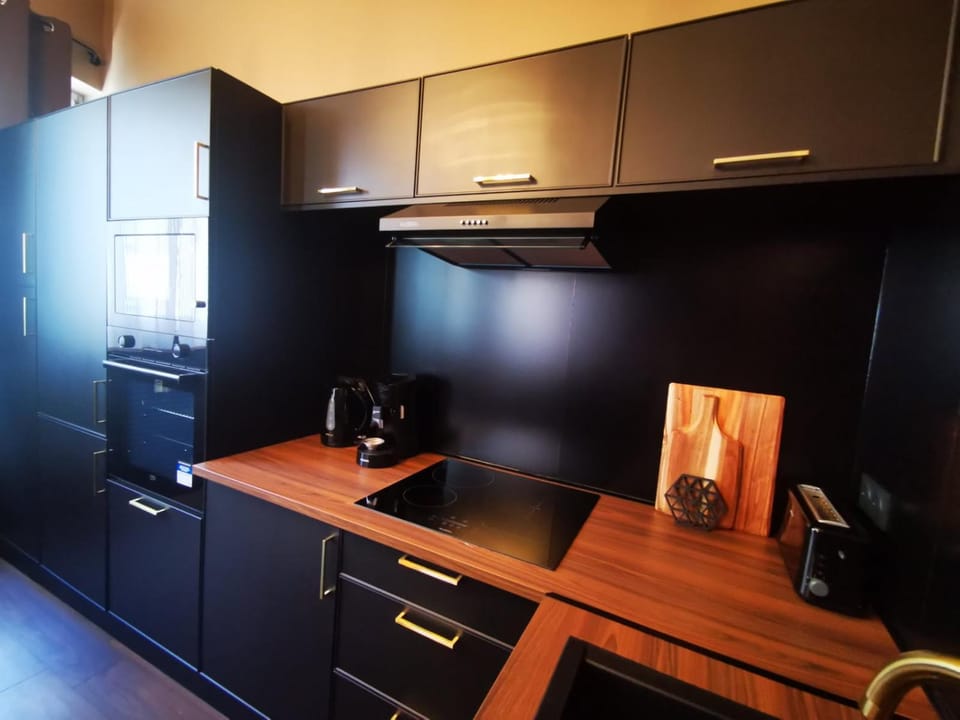 Coffee/tea facilities, Kitchen or kitchenette, microwave, oven, stove, toaster