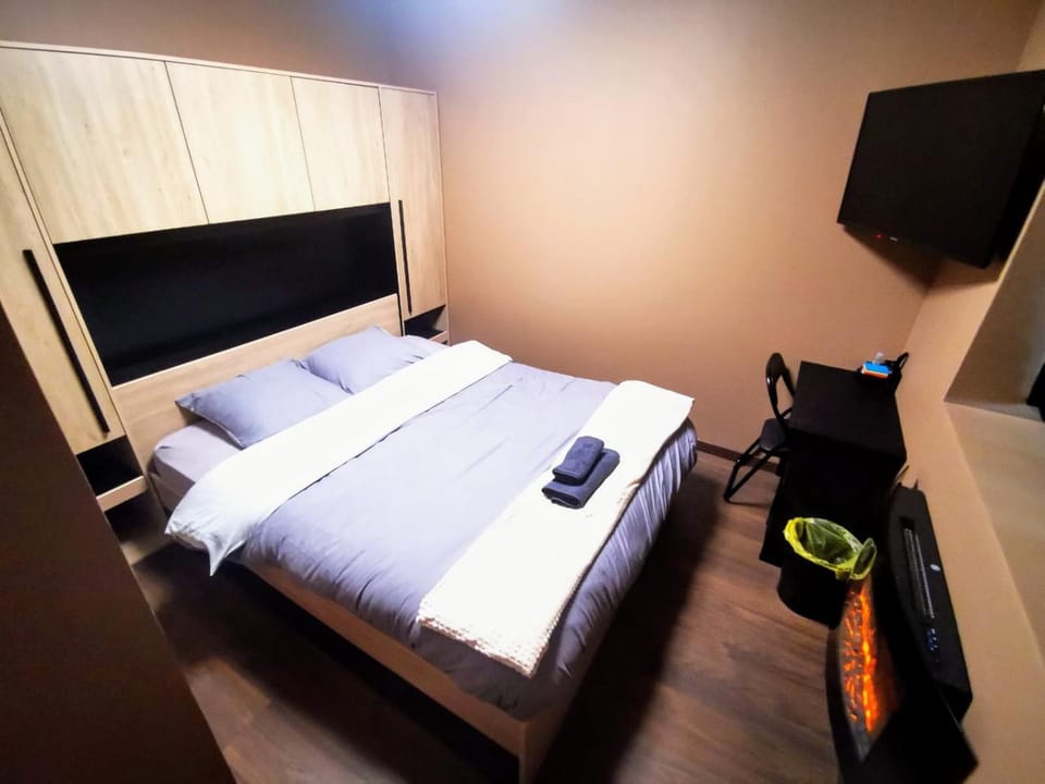 Bed, TV and multimedia, Photo of the whole room, Bedroom