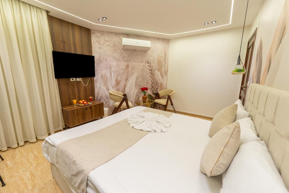 Communal lounge/ TV room, Bed, TV and multimedia, Photo of the whole room, Evening entertainment, Bedroom, towels, air conditioner