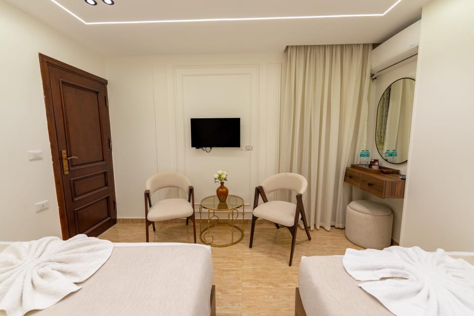 Bed, TV and multimedia, Living room, Photo of the whole room, Seating area, Bedroom, towels, wardrobe