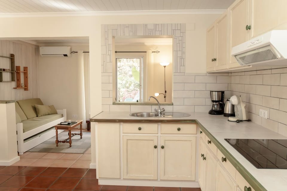 Coffee/tea facilities, Living room, stove, kitchen, air conditioner
