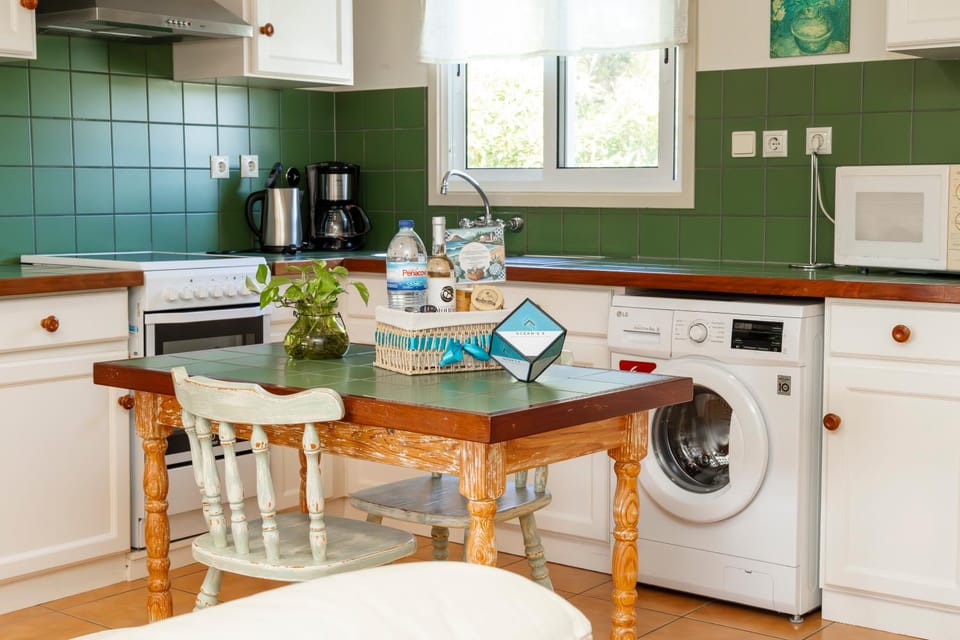 Coffee/tea facilities, Dining area, microwave, oven, stove, washing machine, kitchen