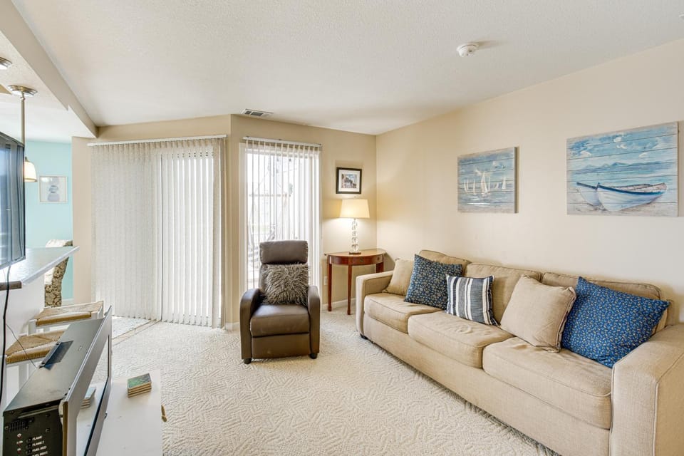 1 Mi to Ferry Port Clinton Condo with Beach View! Apartment in Port Clinton