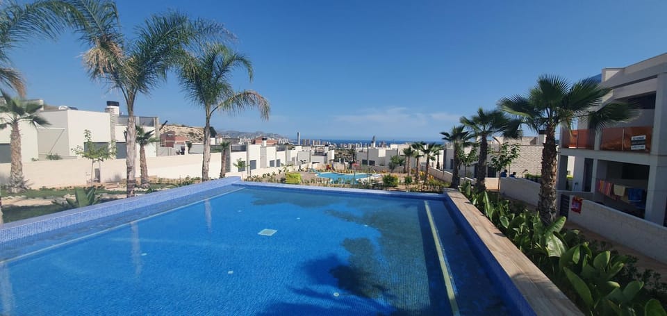 Day, Pool view