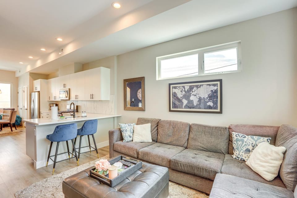2 Mi to Ball Arena: Townhome w/ Rooftop Patio House in Denver