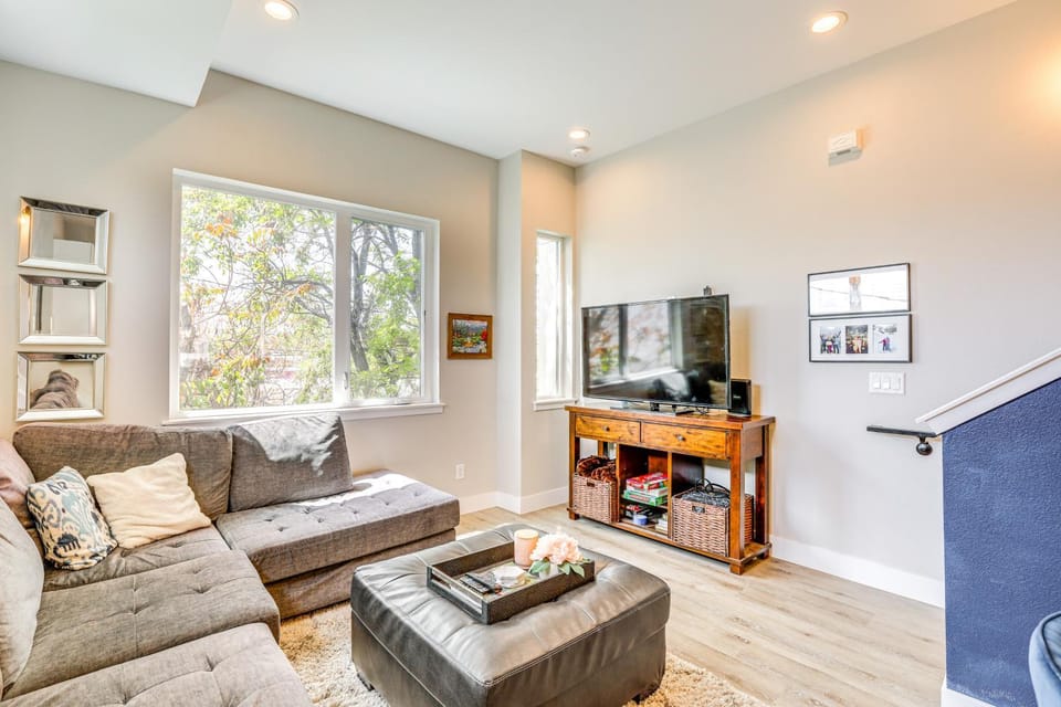 2 Mi to Ball Arena: Townhome w/ Rooftop Patio House in Denver