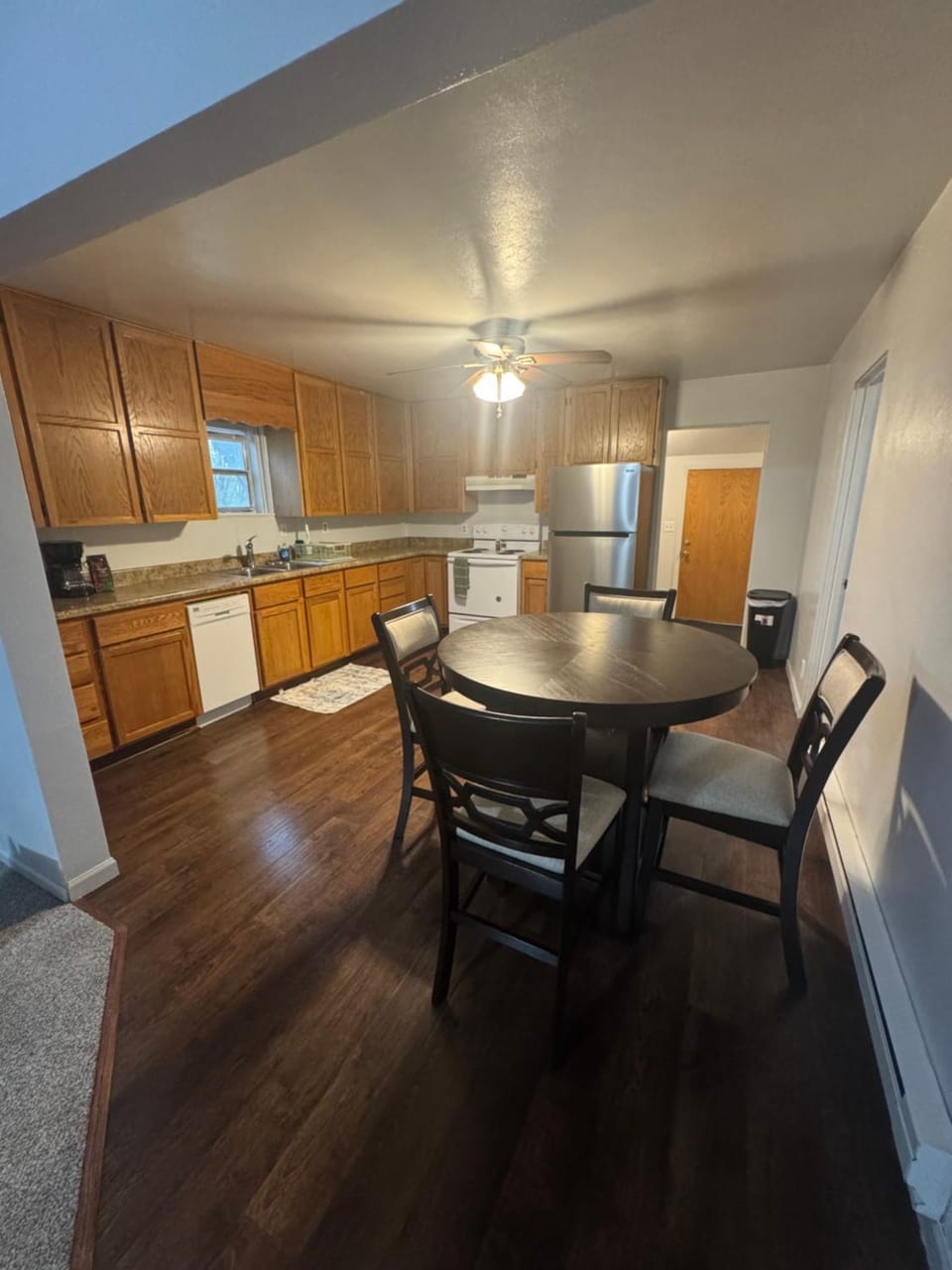Kitchen or kitchenette, Dining area