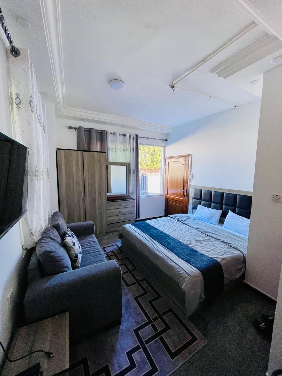 Communal lounge/ TV room, Bed, TV and multimedia, Living room, Photo of the whole room, Seating area, Bedroom