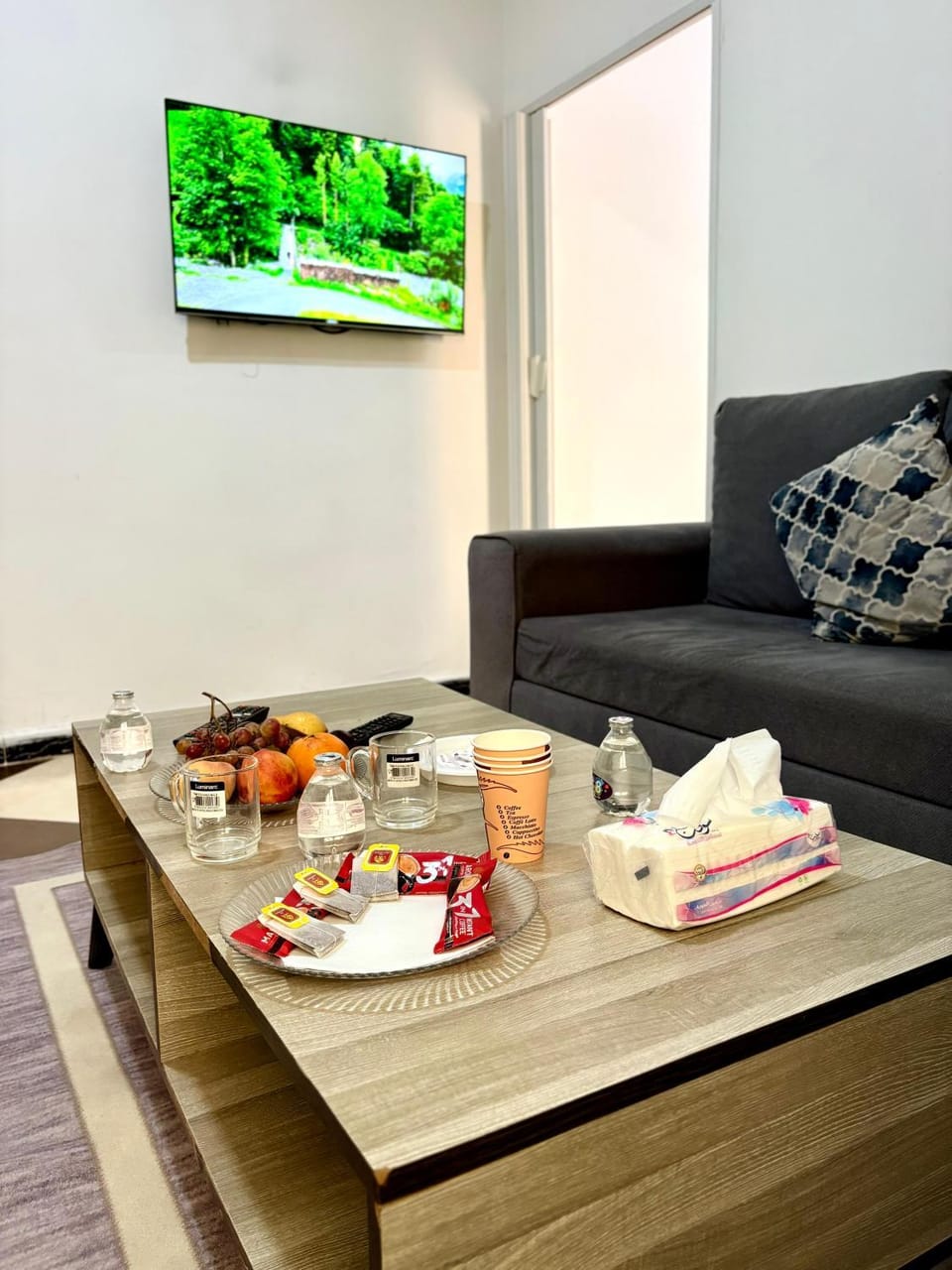 TV and multimedia, Living room, Seating area, Food