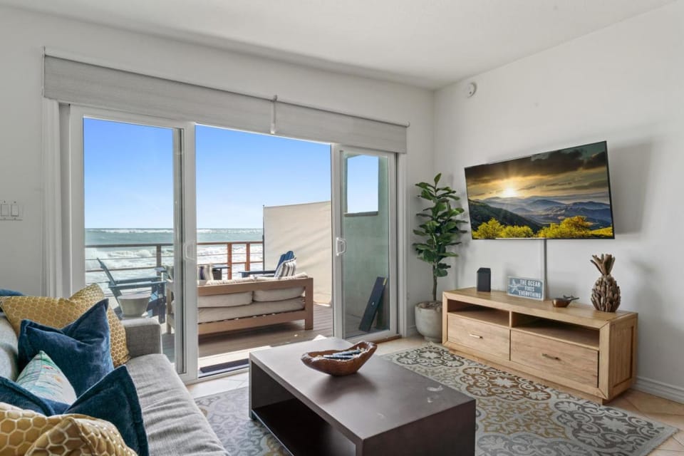 Private beach toes on the Sand Waterworld House in Capistrano Beach