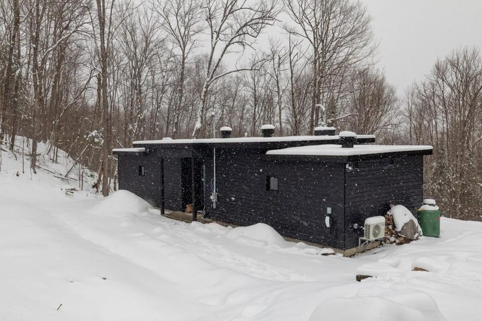 Forest Refuge - Fire - HotTub - Tremblant 15 min House in Quebec
