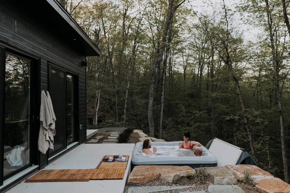 Forest Refuge - Fire - HotTub - Tremblant 15 min House in Quebec