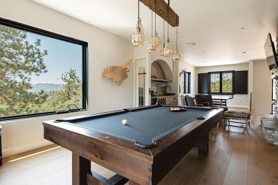Luxury Ridgecrest Resort 4BR House in Big Bear