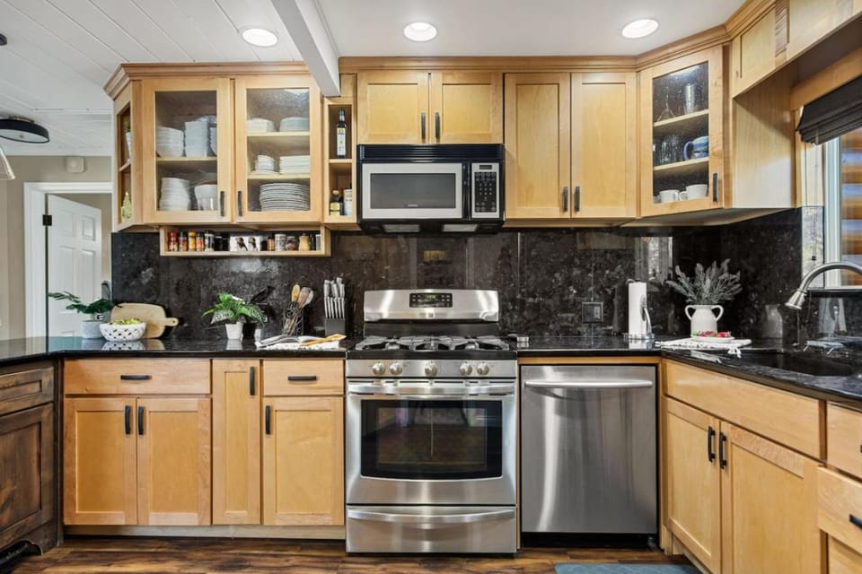 Kitchen or kitchenette, oven, stove