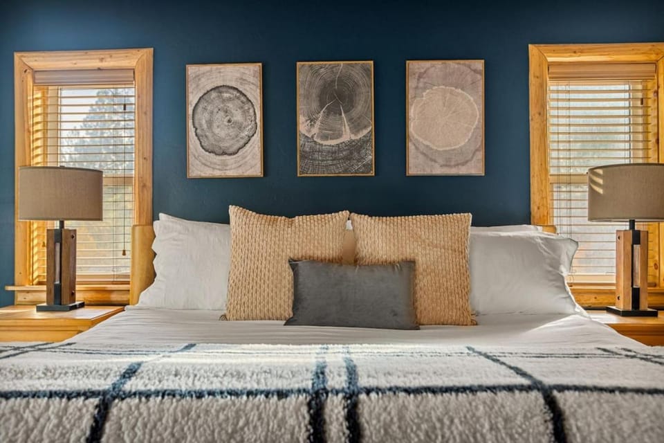 Llama Bear Lodge with Hot Tub House in Big Bear