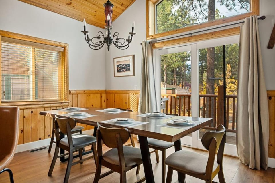 Llama Bear Lodge with Hot Tub House in Big Bear