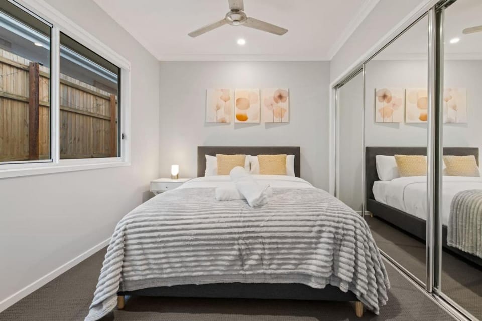 Modern 4BR Home Peaceful Logan Reserve Stay House in Brisbane