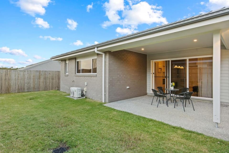 Modern 4BR Home Peaceful Logan Reserve Stay House in Brisbane