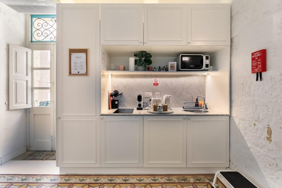 Coffee/tea facilities, Balcony/Terrace, microwave, stove, toaster, kitchen