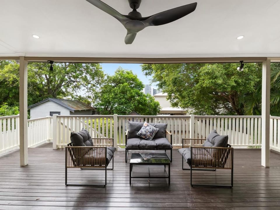 Stylish 4Bedroom Stay Outdoor Dining and City Access House in Brisbane
