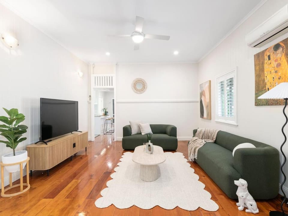 Stylish 4Bedroom Stay Outdoor Dining and City Access House in Brisbane