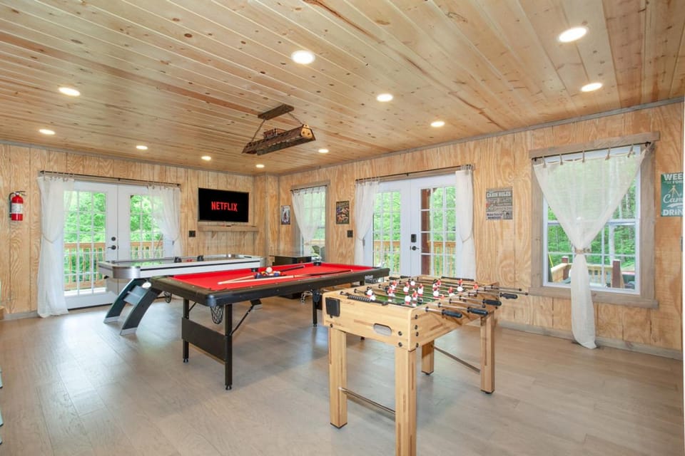 Bearly Dreaming: MTN View, Hot Tub & Game Room! House in Gatlinburg