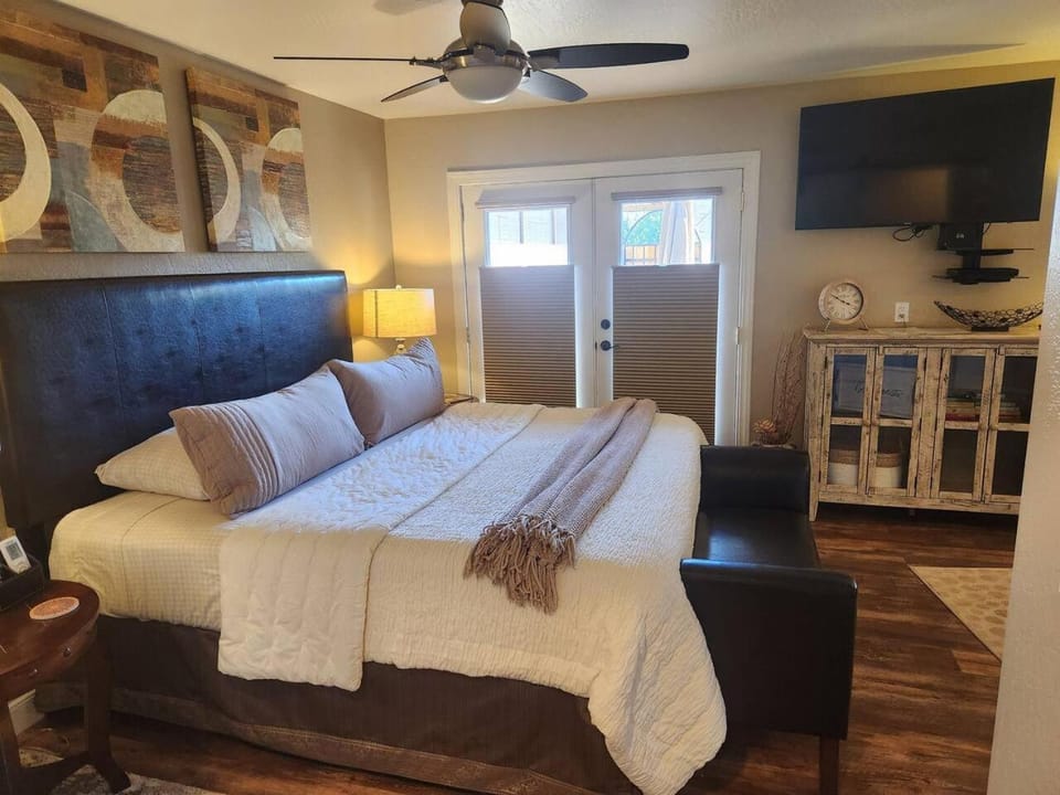 Robins Red Rock Getaway Suite B House in Village of Oak Creek