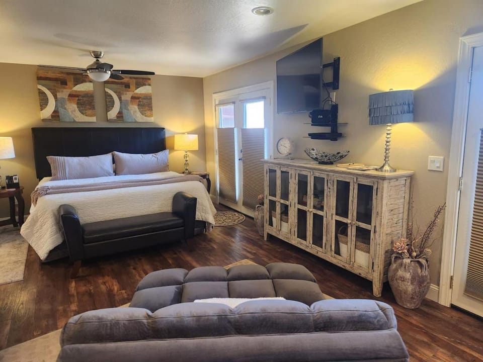 Robins Red Rock Getaway Suite B House in Village of Oak Creek