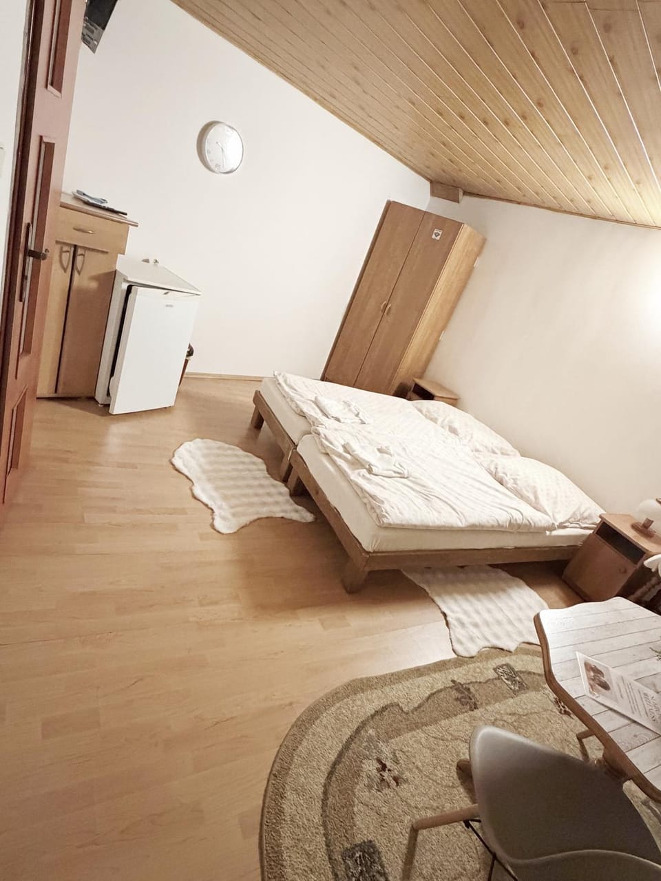 Bedroom, towels, wardrobe