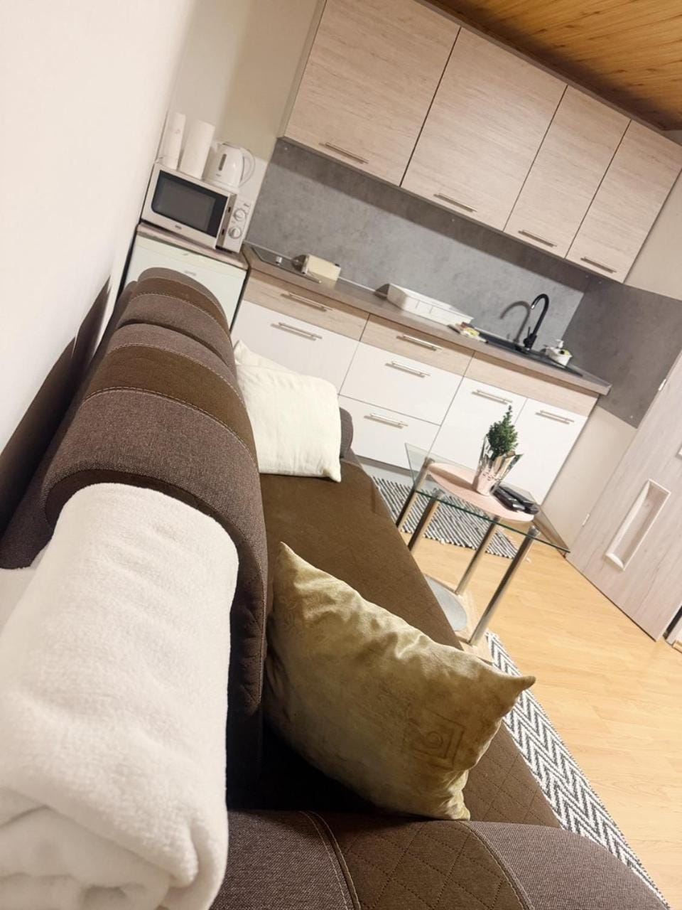 Kitchen or kitchenette, Living room, Seating area, Dining area, stove