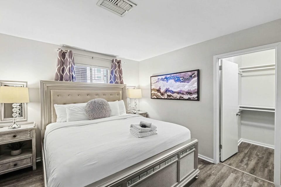 Riverfront Charm - A Scenic Downtown Stay for 6 House in East Nashville