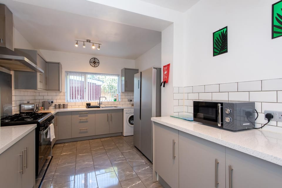 Large House for Groups with Huge Driveway - FREE PARKING House in Middlesbrough