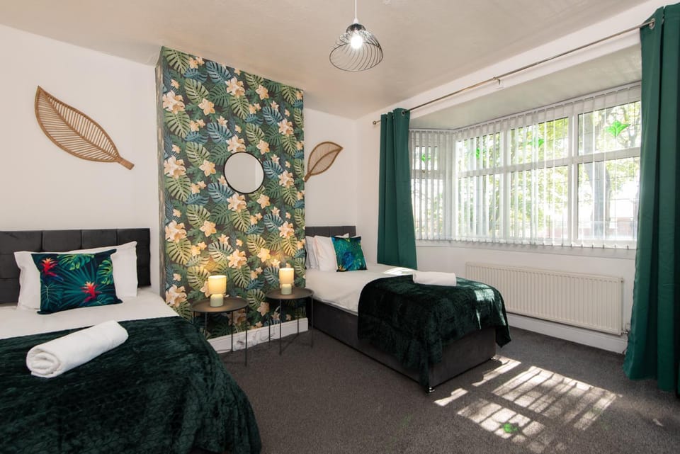 Large House for Groups with Huge Driveway - FREE PARKING House in Middlesbrough