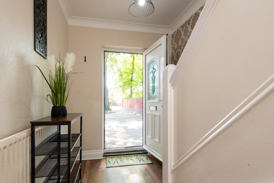 Large House for Groups with Huge Driveway - FREE PARKING House in Middlesbrough