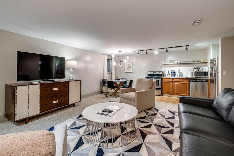 Charming Stay for 4 in Family DT Walk to Broadway House in East Nashville