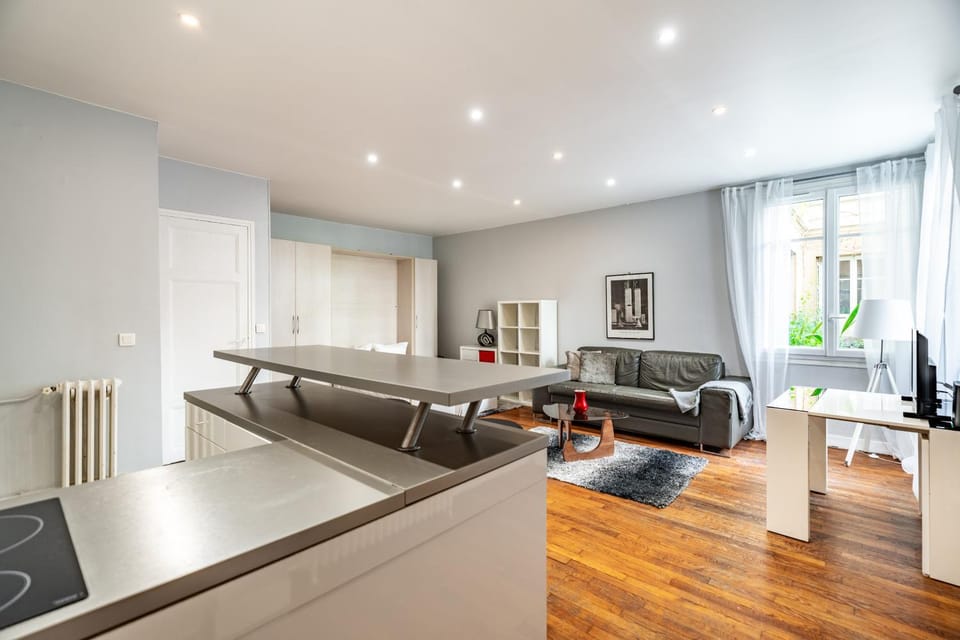Elegant studio Saint-Dominique Apartment in Paris