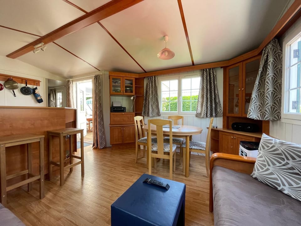 Bungalow avec jardin à côté du port Campground/ 
RV Resort in Haute-Savoie