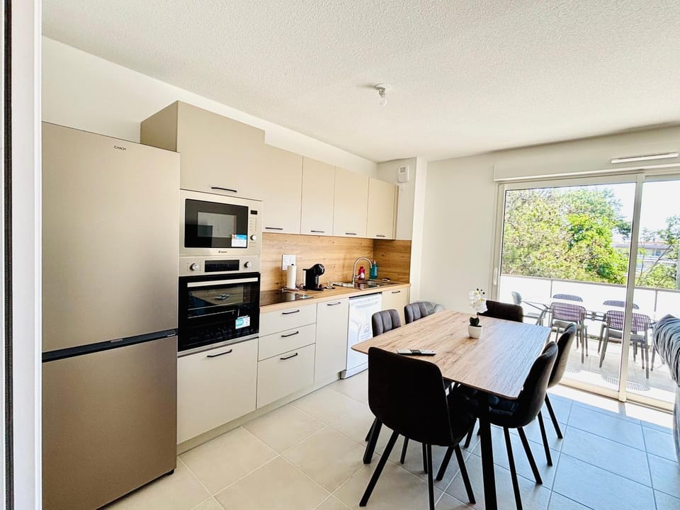 Coffee/tea facilities, oven, stove, kitchen
