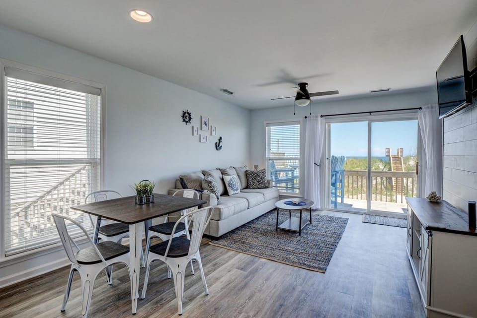 3800 Island Drive - Luna's Ocean Lookout House in North Topsail Beach