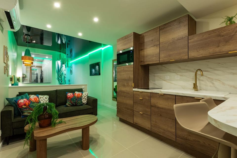 Kitchen or kitchenette, minibar