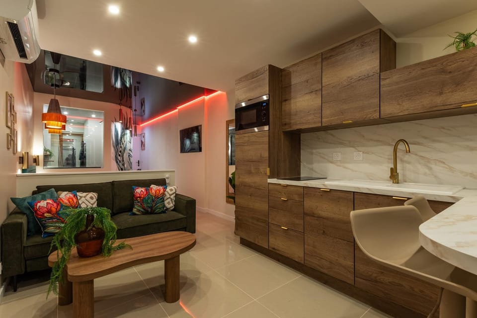 Kitchen or kitchenette, minibar