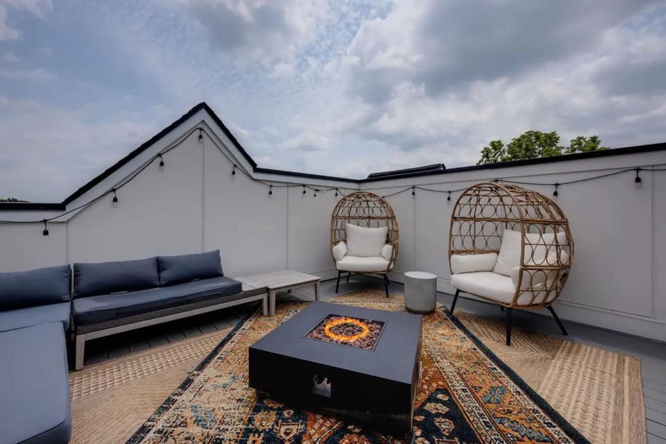 Dolly's Disco - Stylish 2 BDR House in East Nashville