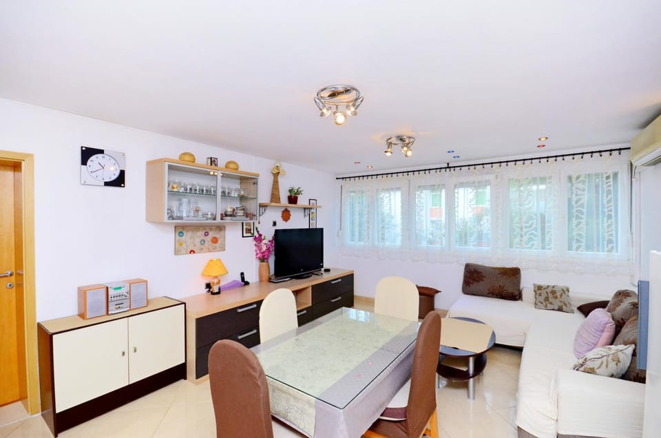 Communal lounge/ TV room, TV and multimedia, Living room, Seating area, Dining area