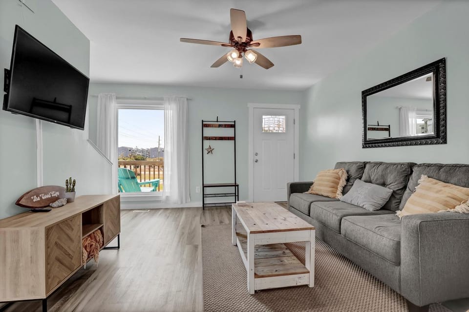 Stunning Second Row Duplex, Easy Beach Access, Pet-friendly House in North Topsail Beach
