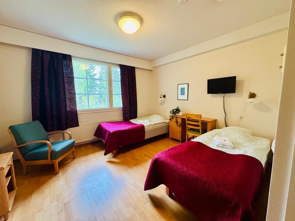 Photo of the whole room, Bedroom, furniture