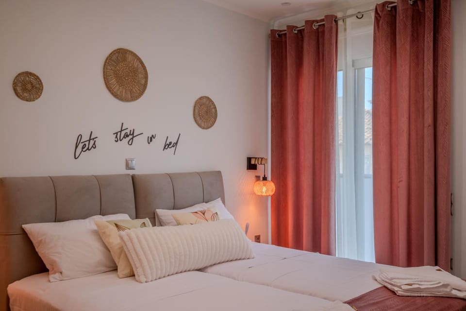 Bed, Photo of the whole room, Decorative detail, Bedroom