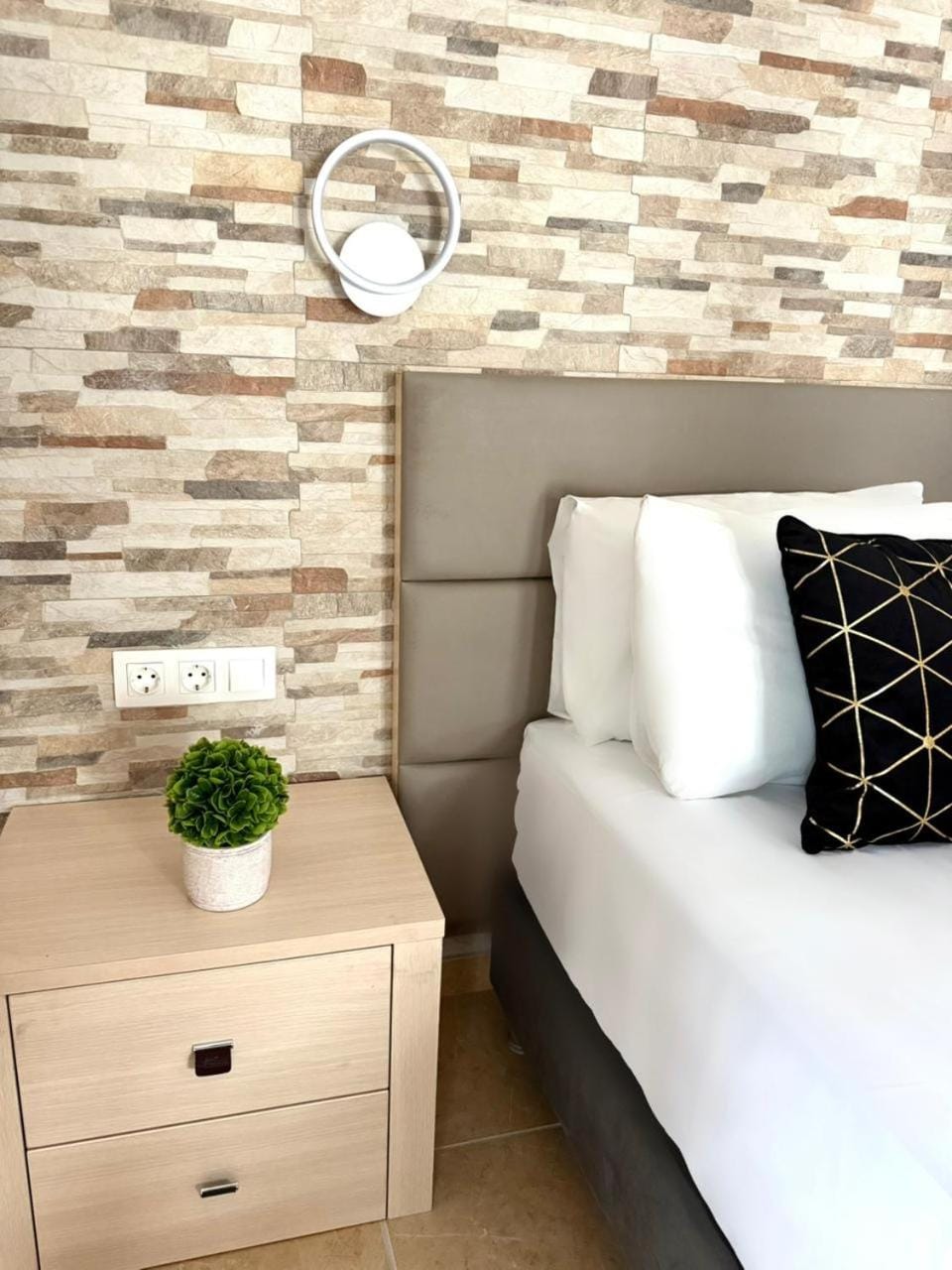 Bed, Living room, Photo of the whole room, Seating area, Bedroom